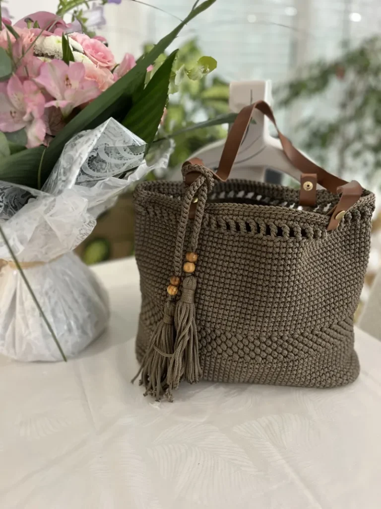 cabas en crochet taupe, point texturé avec pampilles et perles en bois, anses textiles et doublure rayée – création VANDA, fait main en France