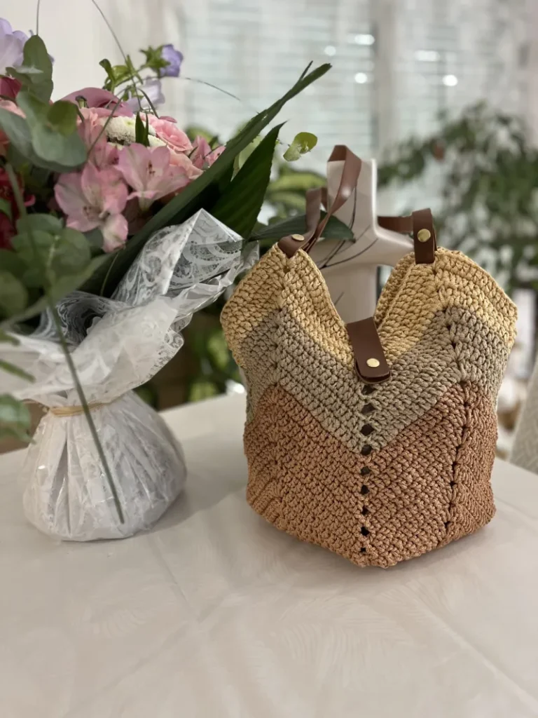 Sac à main trois couleurs pour femme au crochet