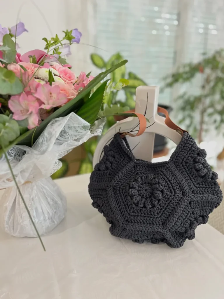 Sac à main crochet hexagonal fleur Gris + anse bandoulière cuir