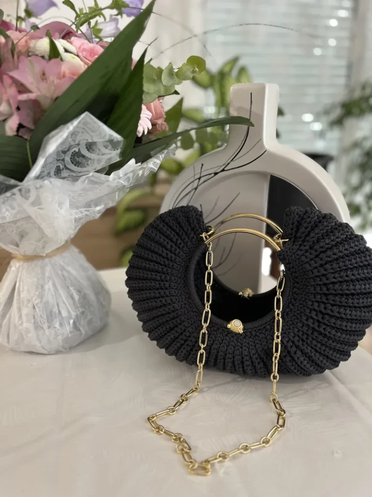 sac en crochet noir forme cercle, point plissé avec anneaux et chaîne dorés, fermoir bijou – création VANDA, fait main en France