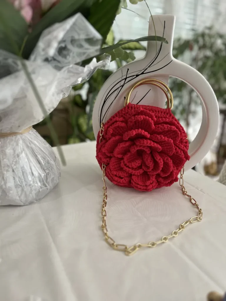 sac rond en crochet rouge avec grande fleur 3D, anneaux et chaîne dorés – création VANDA, fait main en France