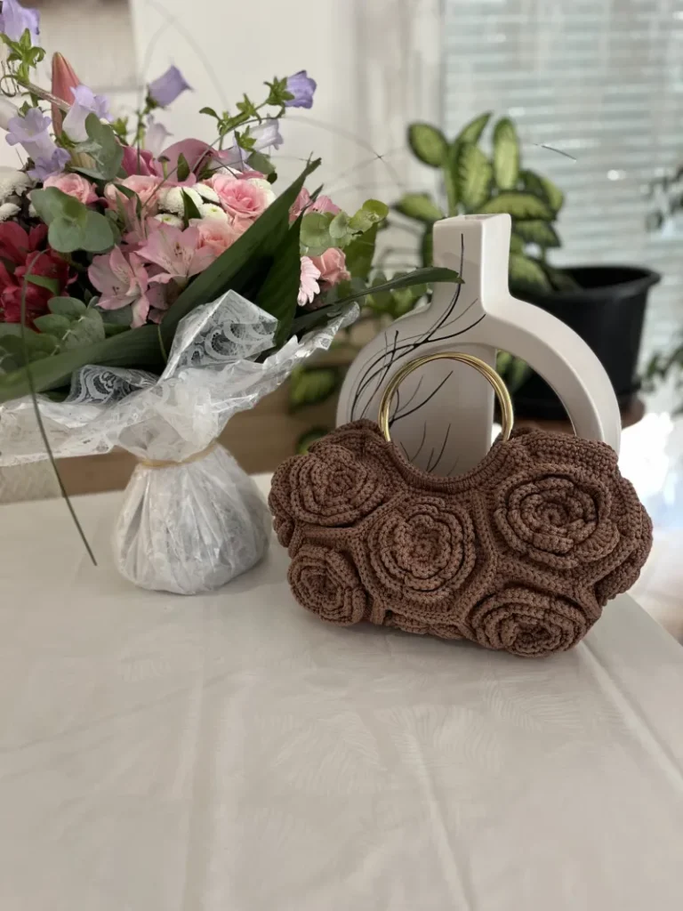 pochette en crochet taupe avec roses 3D et anneaux dorés – création VANDA, fait main en France