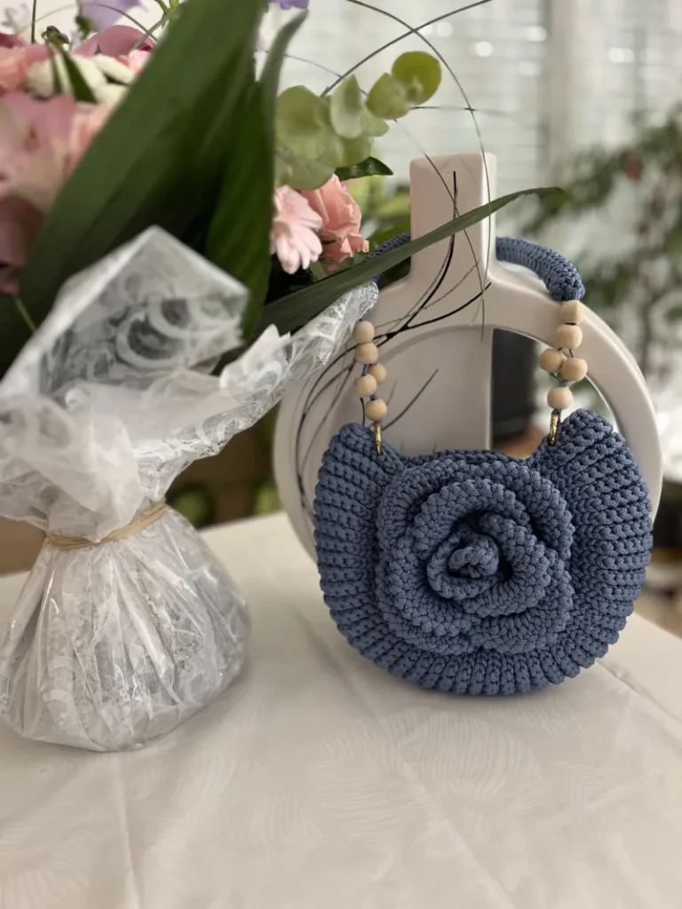 sac rond en crochet bleu avec grande fleur 3D et poignée perlée bois – création VANDA, fait main en France
