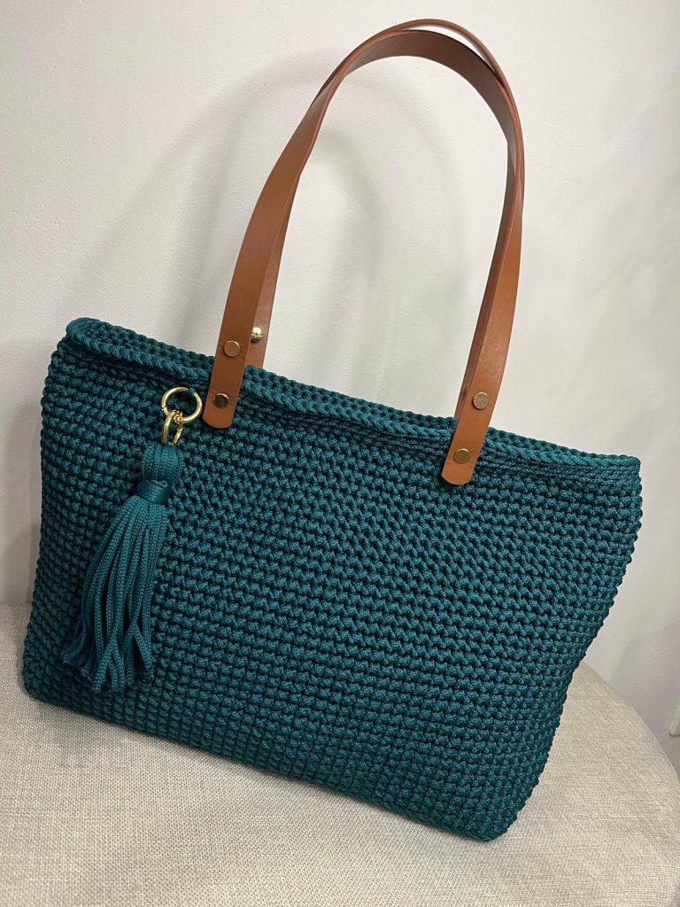 cabas crochet vert émeraude avec pompon assorti et finitions dorées, création artisanale de Vanda à Albi