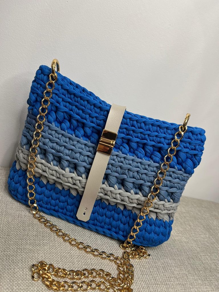 pochette crochet bleu avec dégradé, chaîne dorée et sangle synthétique, création artisanale de Vanda à Albi