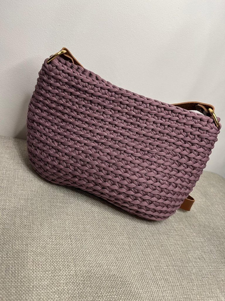 pochette crochet mauve poudré avec anneaux dorés, création artisanale de Vanda à Albi