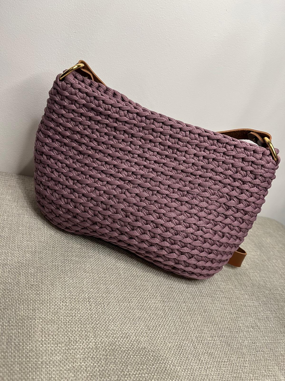 pochette crochet mauve poudré avec anneaux dorés, création artisanale de Vanda à Albi