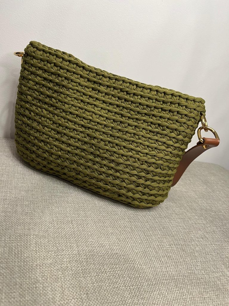 pochette crochet vert olive avec anneaux dorés, création artisanale faite à la main par Vanda à Albi