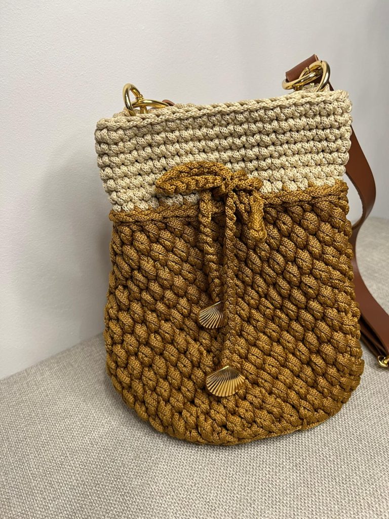 pochette verticale crochet miel et avoine avec lien décoratif et pendentifs dorés, création artisanale de Vanda à Albi