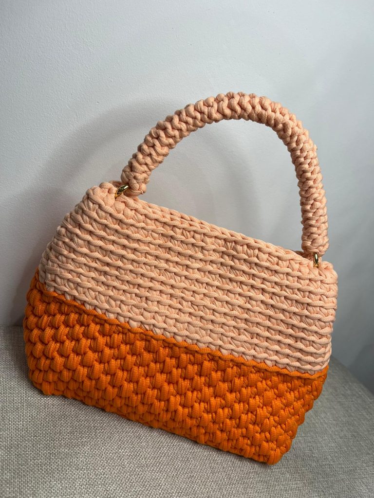 sac crochet bicolore abricot et mandarine avec anse crochetée, création artisanale de Vanda à Albi