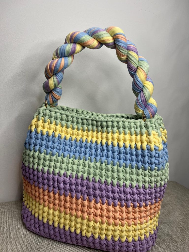 sac crochet multicolore avec poignée tressée assortie, création artisanale de Vanda à Albi