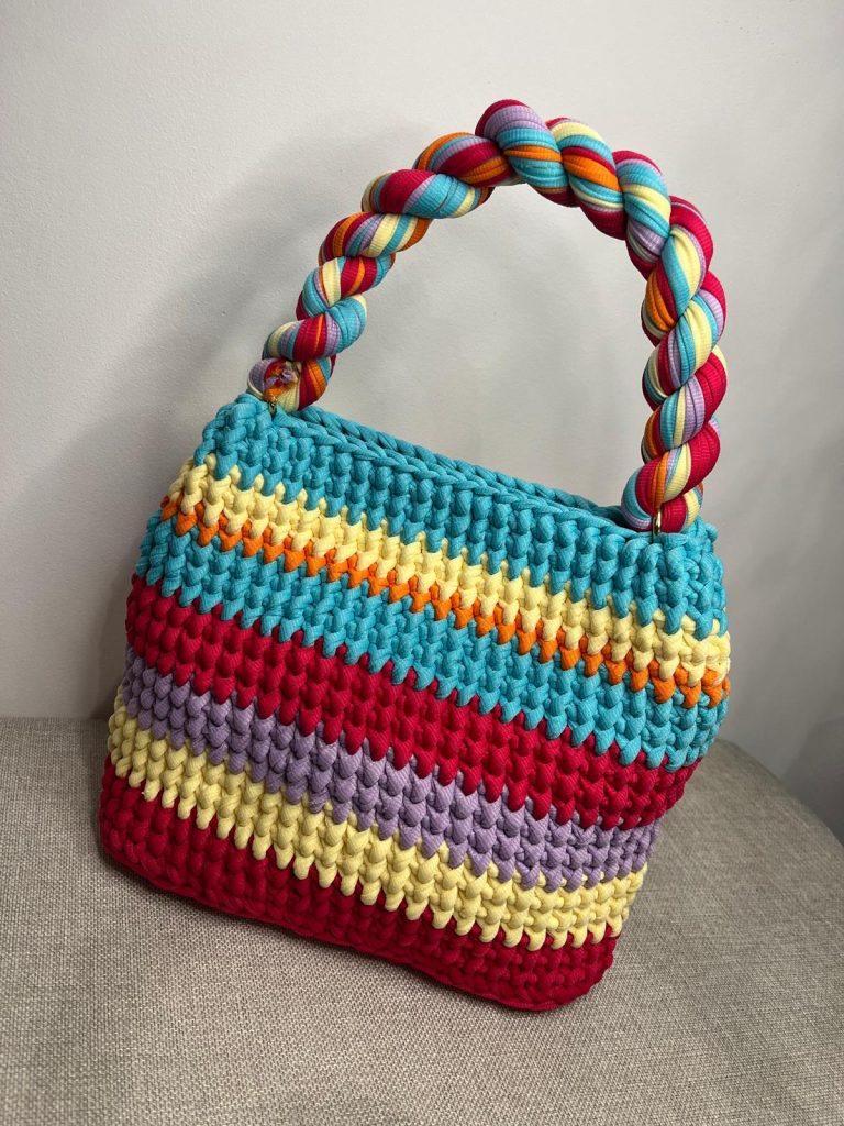 sac crochet multicolore avec anse torsadée, création artisanale de Vanda à Albi
