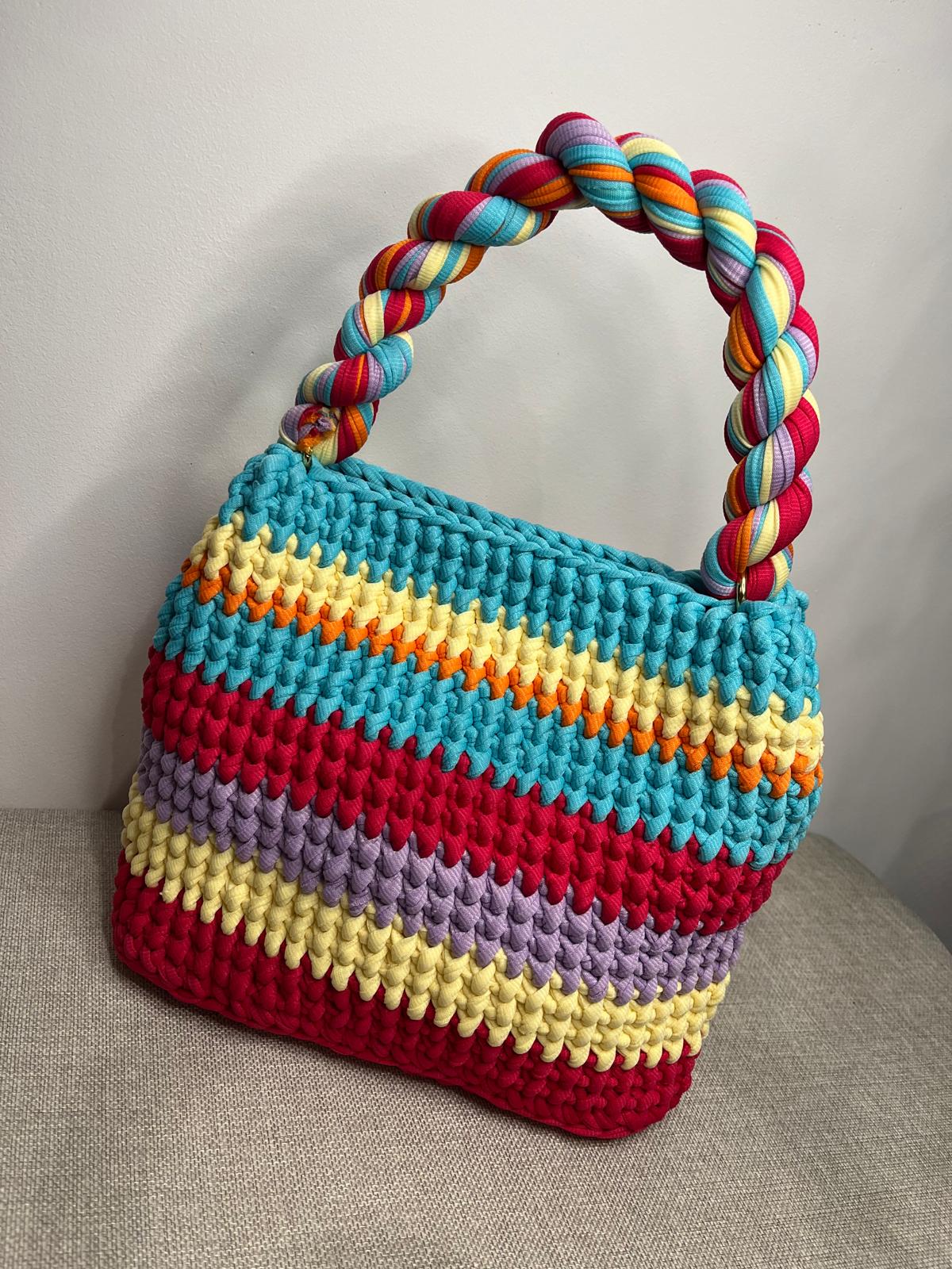 sac crochet multicolore avec anse torsadée, création artisanale de Vanda à Albi