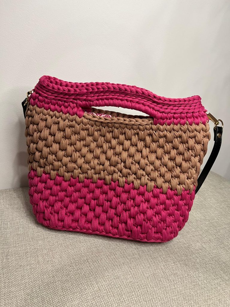 sac crochet bicolore framboise et cannelle avec poignée intégrée et bandoulière amovible, création artisanale de Vanda à Albi
