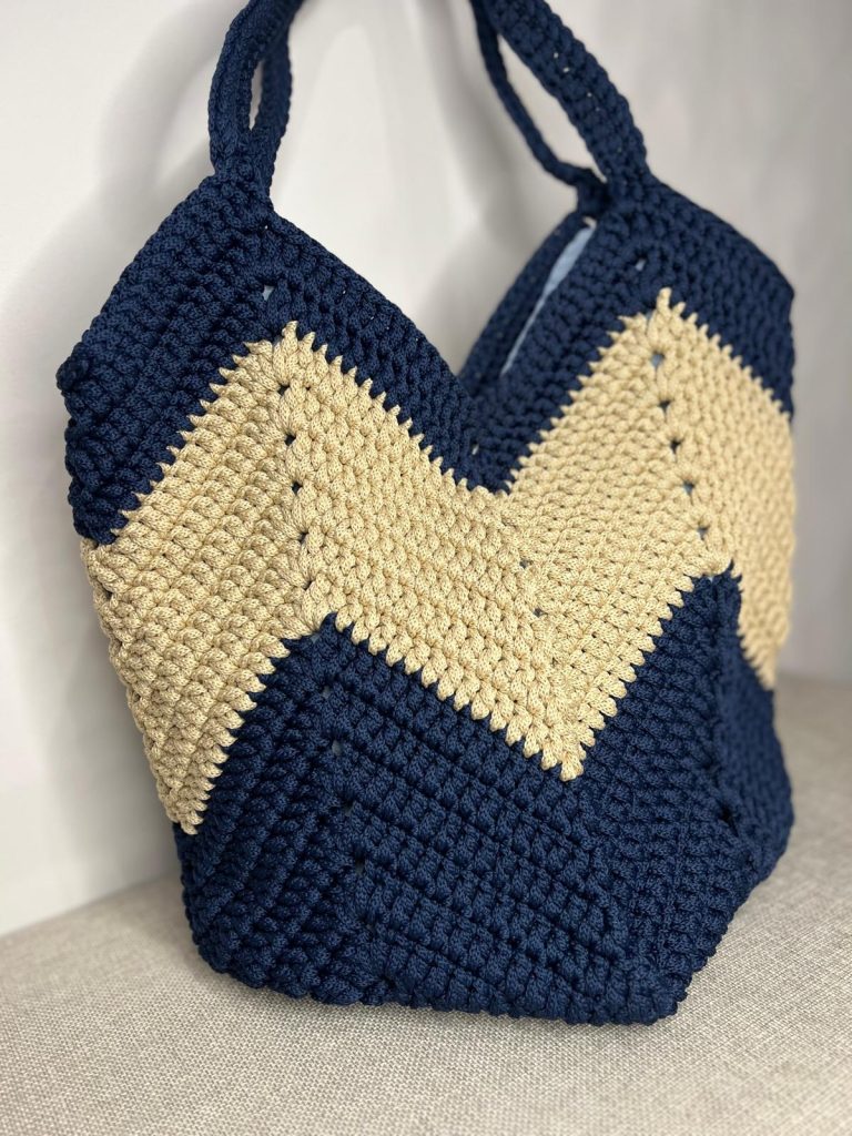 sac crochet bleu marine et beige à motif chevron, création artisanale faite à la main par Vanda à Albi