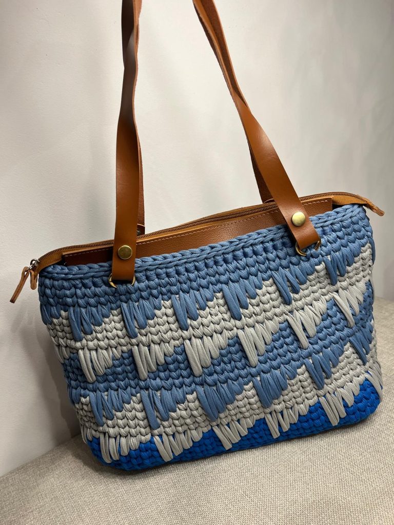 sac crochet motif chevrons bleu et gris avec anses synthétiques et fermeture zippée, création artisanale de Vanda à Albi