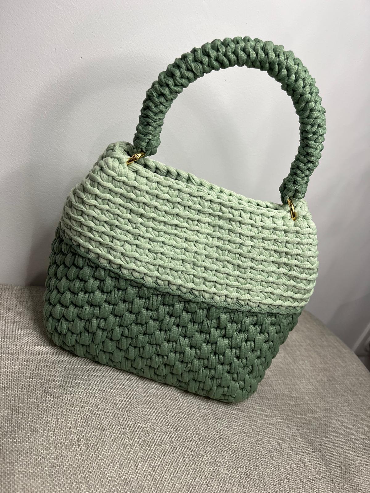 sac crochet bicolore vert sauge avec anse crochetée, création artisanale de Vanda à Albi