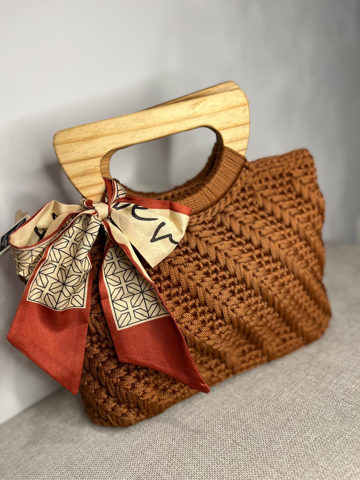 sac crochet caramel avec anses en bois et foulard noué, création artisanale faite à la main par Vanda à Albi