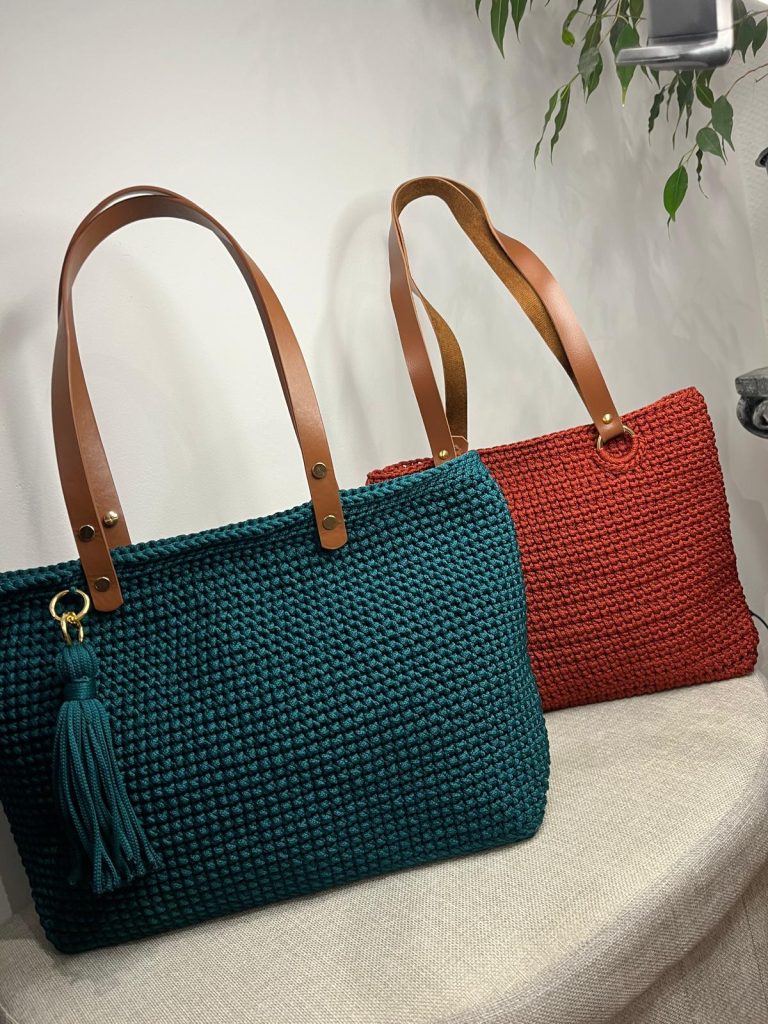 sacs crochet avec anses synthétiques, disponibles en différents coloris, créations artisanales faites à la main par Vanda à Albi