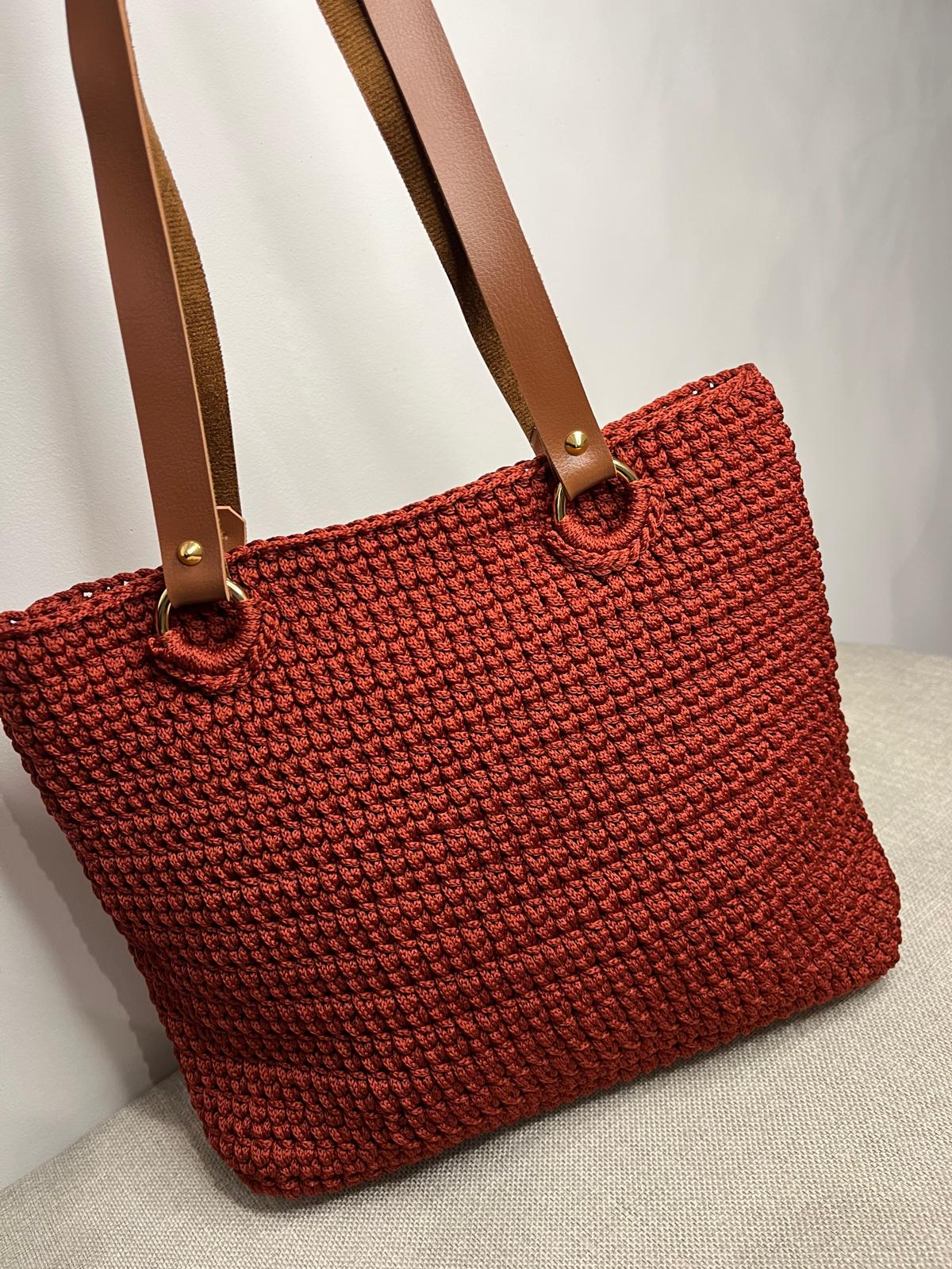 sacs crochet avec anses synthétiques, disponibles en différents coloris, créations artisanales faites à la main par Vanda à Albi
