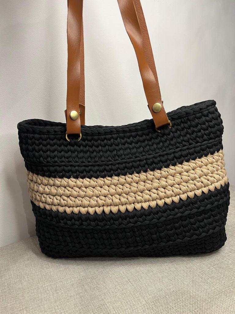 sac crochet noir et beige style marinière avec anses synthétiques, création artisanale faite main par Vanda à Albi