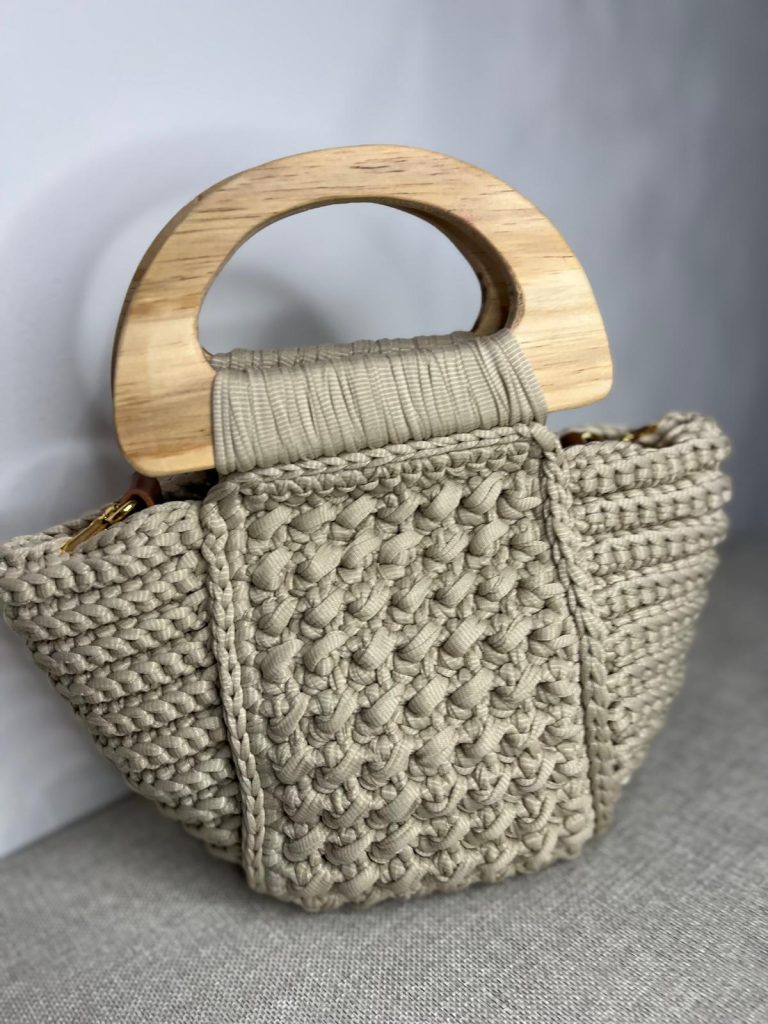 sac à main en crochet nude avec poignées en bois, création artisanale faite à la main par Vanda à Albi