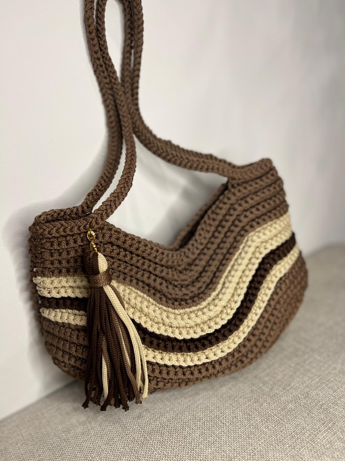 sac crochet brun et beige à motifs ondulés avec pompon assorti, création artisanale faite à la main par Vanda à Albi