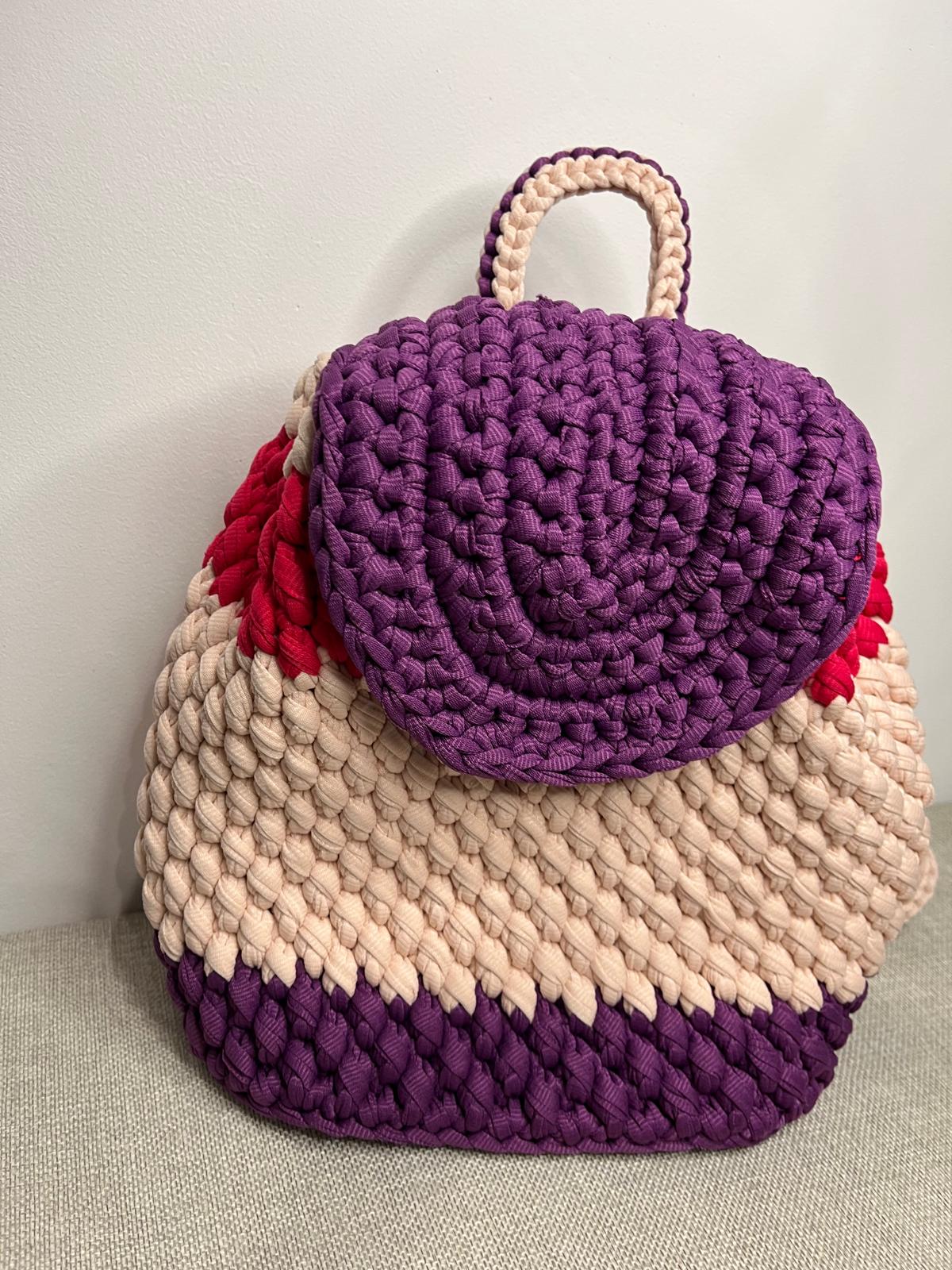 sac à main crochet prune, beige et rouge avec rabat arrondi, création artisanale de Vanda à Albi