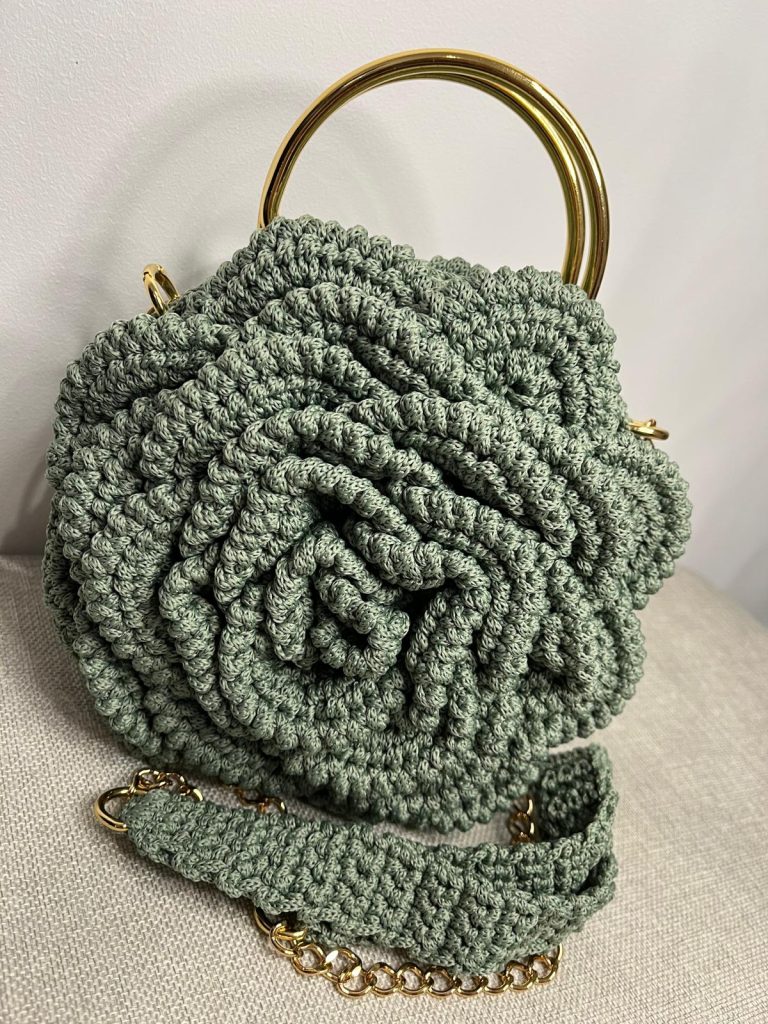 sac crochet en forme de rose vert sauge avec poignée dorée, création artisanale de Vanda à Albi