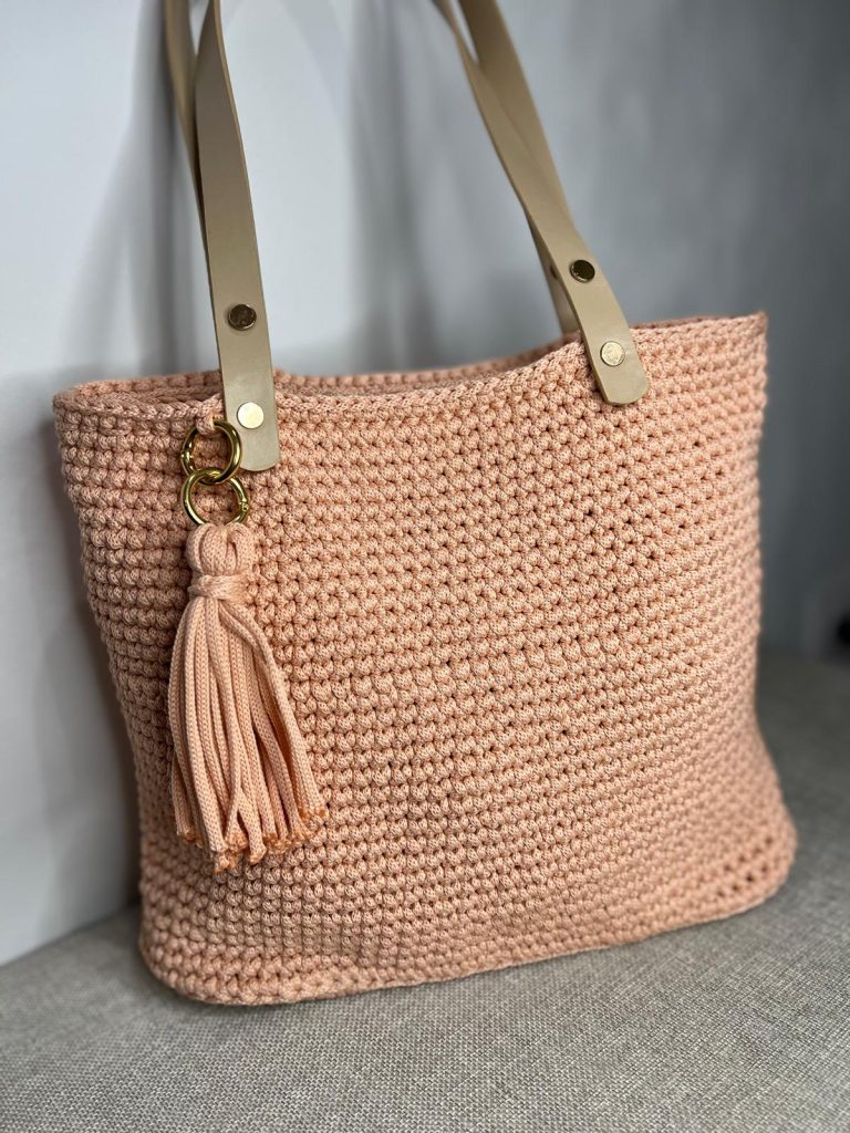 sac crochet rosé pêche avec anses longues et pompon, création artisanale faite à la main par Vanda à Albi