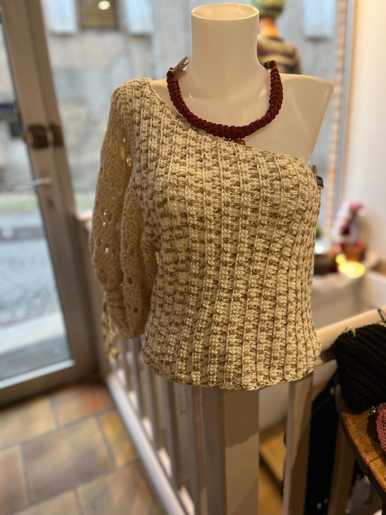 Haut asymétrique "L'Éclat d'Albi" en crochet, fait main par Vanda. Pièce unique d'artisanat français élégant.