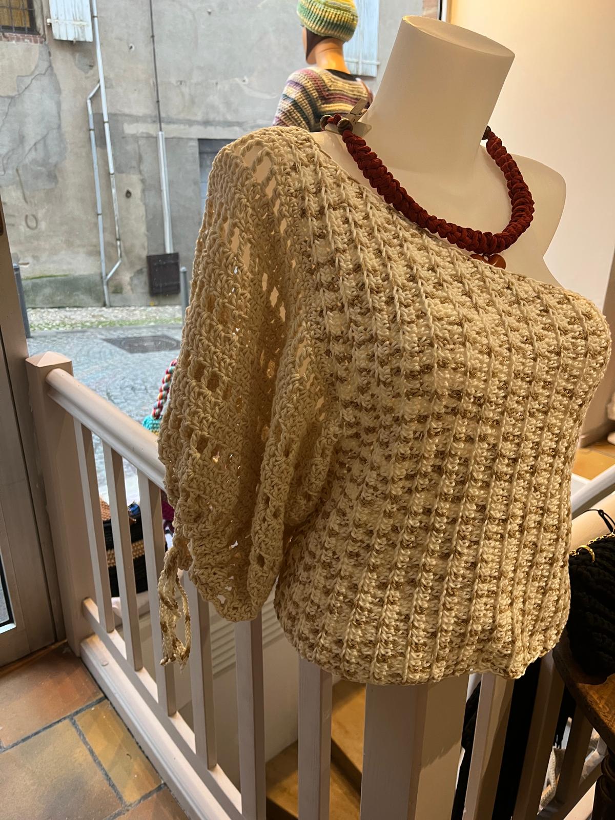 Haut Asymétrique "L'Éclat d'Albi" – Élégance Artisanale au Crochet, Fait Main en France – Image 2
