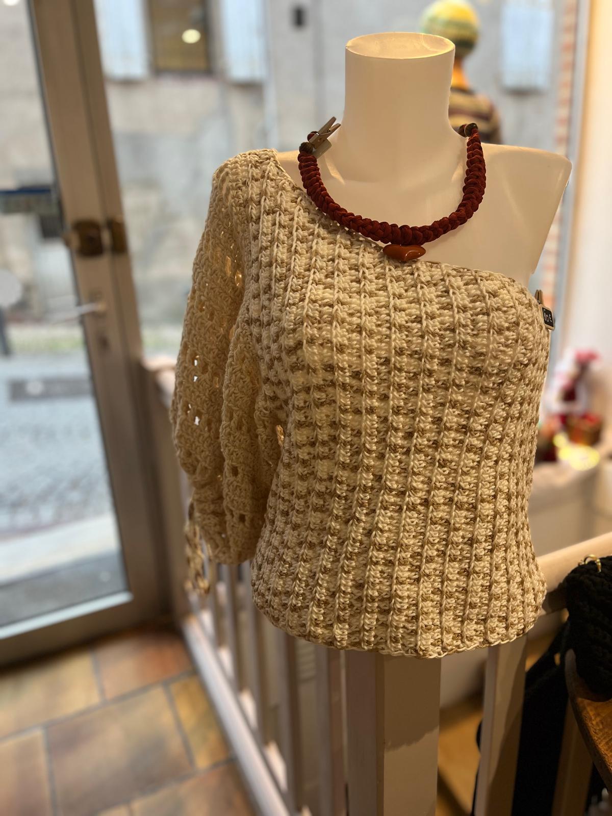 Haut Asymétrique "L'Éclat d'Albi" – Élégance Artisanale au Crochet, Fait Main en France – Image 3