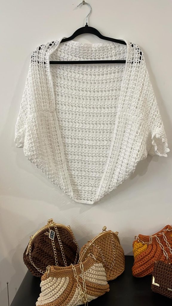 Boléro au crochet 100% coton blanc fait main sur mesure, création artisanale française par Vanda, atelier à Albi – personnalisable sur commande
