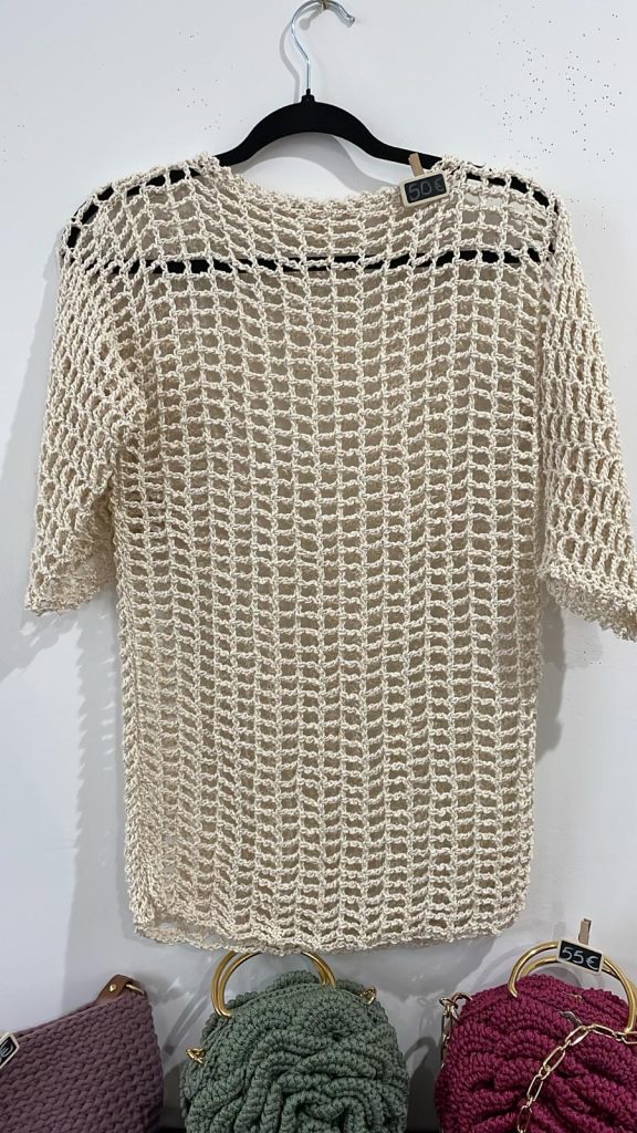 Top au crochet 100% coton écru fait main, création artisanale française par Vanda, atelier à Albi – personnalisable sur commande