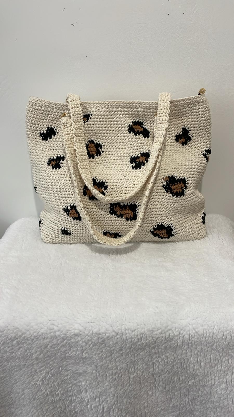 Tote bag au crochet 100% coton écru à motif léopard, fait main par Vanda dans son atelier d'Albi – pièce unique, doublure intérieure, fermeture bouton pression dorée, personnalisable sur commande