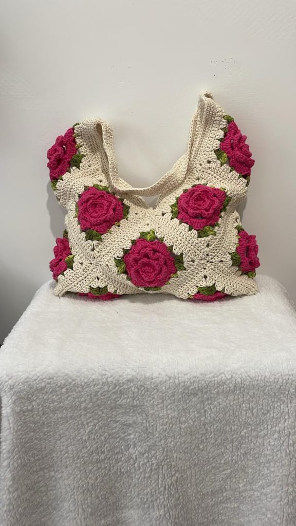 Tote bag au crochet 100% coton écru orné de roses en volume 3D fuchsia et feuilles vert tendre sur granny squares, fait main par Vanda dans son atelier d'Albi – pièce unique exceptionnelle, doublure intérieure, personnalisable sur commande