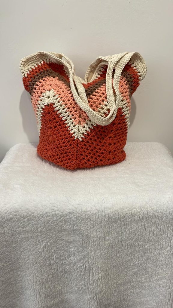 Tote bag au crochet 100% coton terracotta, rose et écru, fait main par Vanda dans son atelier d'Albi – pièce unique, doublure intérieure, fermeture bouton pression, personnalisable sur commande