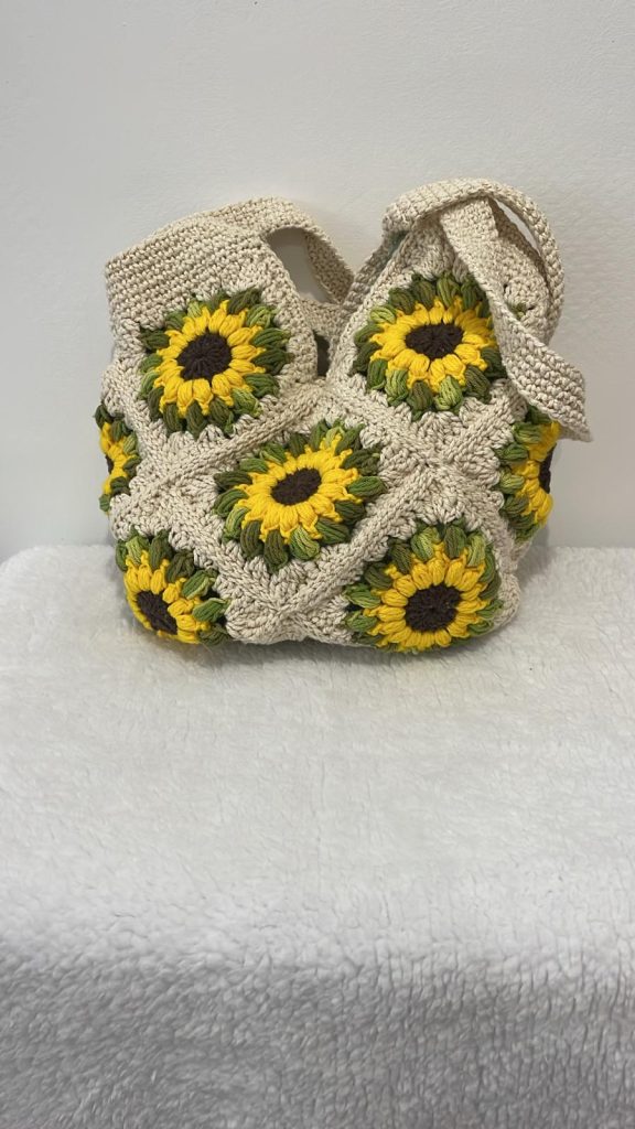 Tote bag au crochet 100% coton écru à motif tournesols en relief, assemblage granny squares, fait main par Vanda dans son atelier d'Albi – pièce unique, doublure intérieure, fermeture bouton pression, personnalisable sur commande
