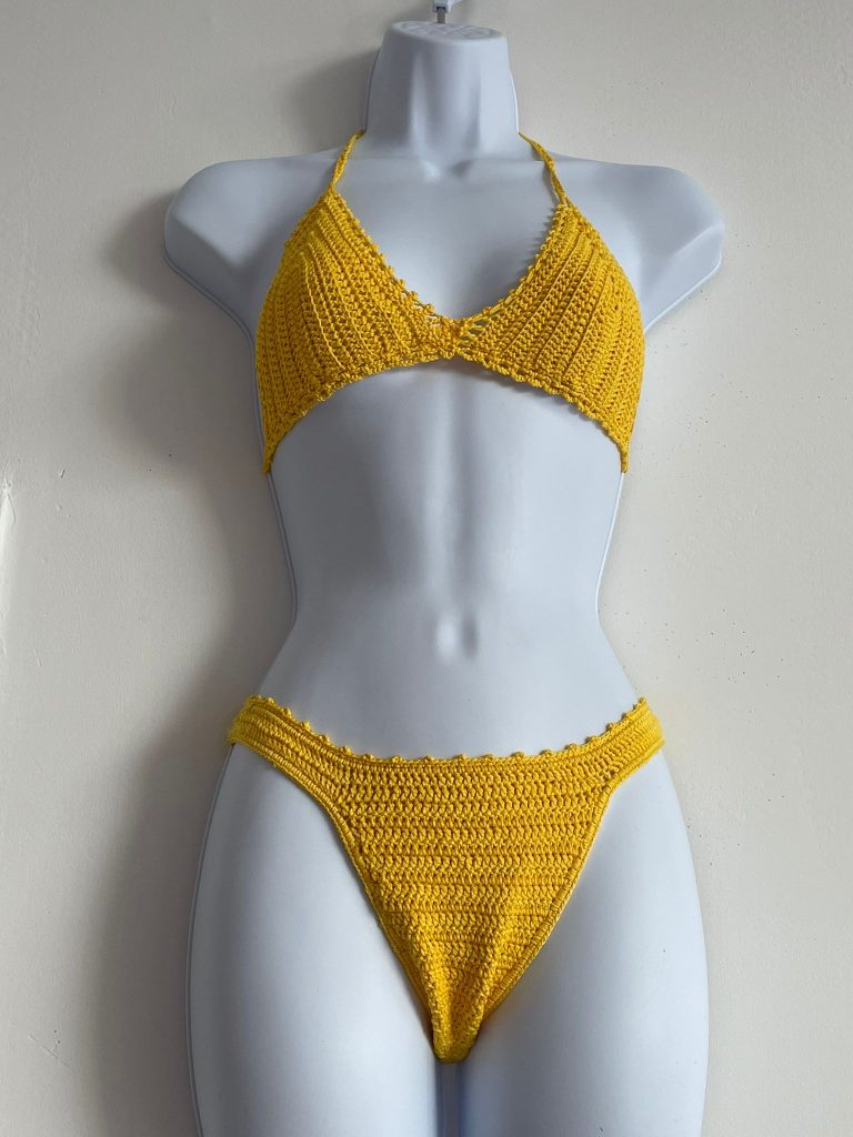 Bikini deux pièces au crochet 100% coton jaune soleil, top triangle halter ajustable et bas taille haute échancrée, point serré et finitions picot, fait main sur mesure par Vanda dans son atelier d'Albi – pièce unique artisanale française