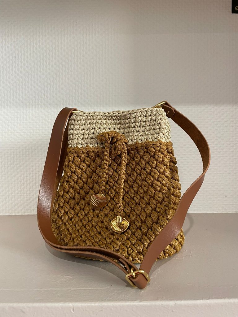 Sac bandoulière au crochet bicolore écru et caramel avec base et bretelle en cuir véritable caramel, point bullé texturé sur la partie inférieure, fermoir original en métal doré en forme de coquillage, fait main par Vanda dans son atelier d'Albi – pièce unique personnalisable
