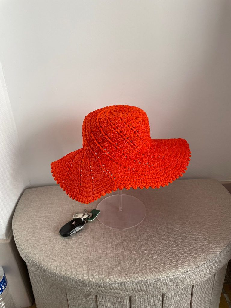 Chapeau de soleil au crochet en coton mandarine fait main à bord large, pièce unique des Créations de Vanda à Albi