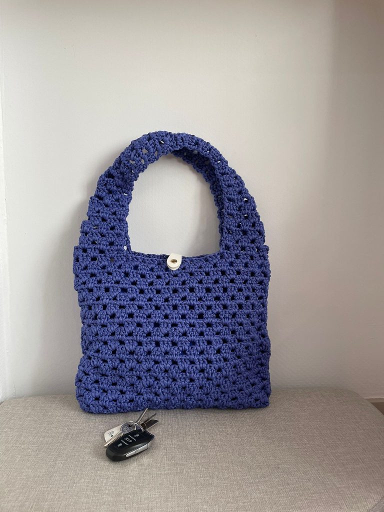 Sac à main au crochet en coton bleu indigo fait main, fermeture bouton-pression et lanière simili cuir, création artisanale Les Créations de Vanda à Albi