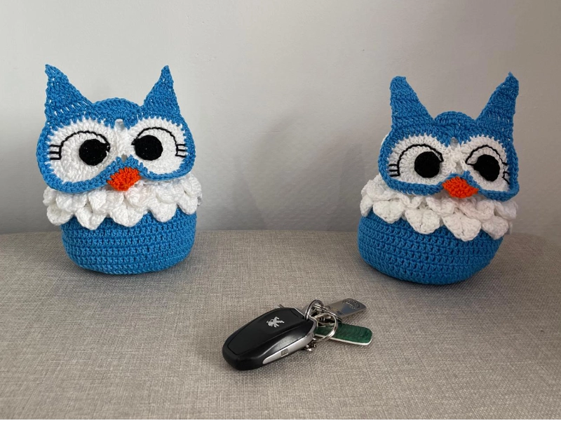 Poids de porte en forme de chouette bleue et blanche au crochet, création artisanale faite main par Vanda à Albi