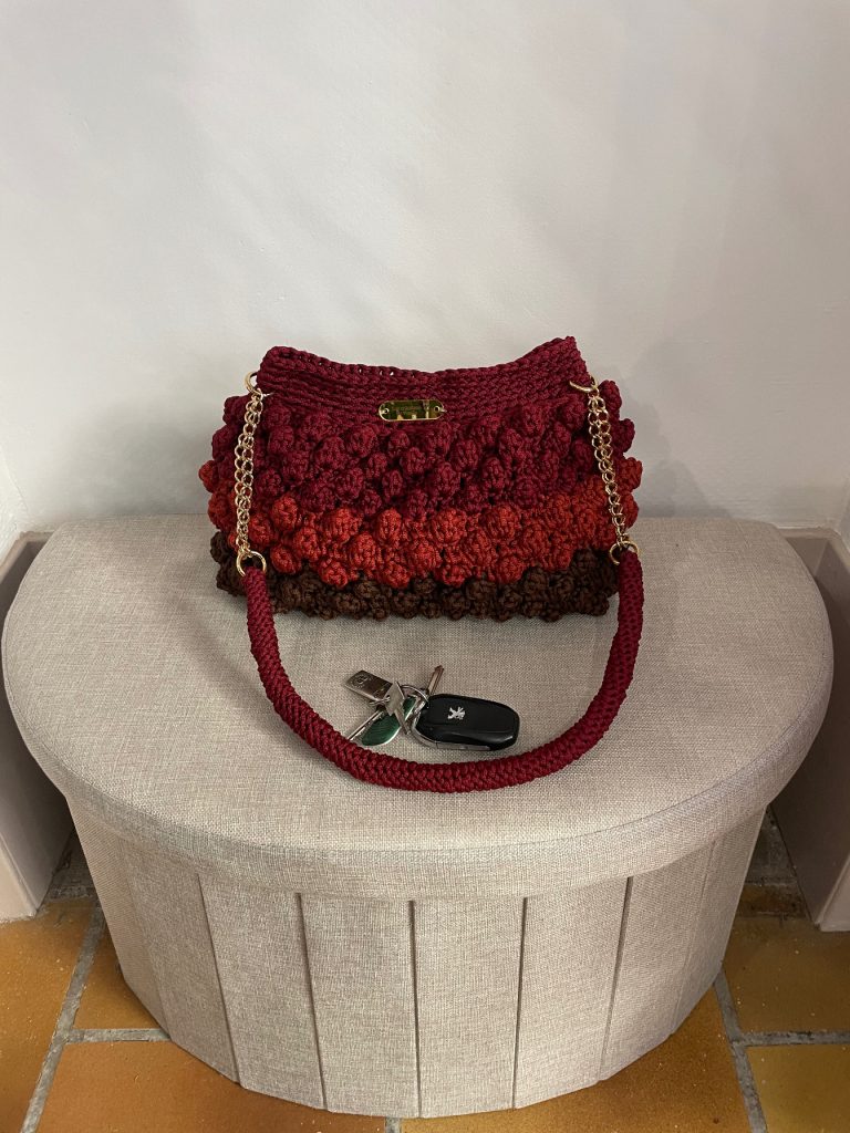Sac à main au crochet fait main avec dégradé de couleurs bordeaux, orange terracotta et marron, anse chaîne dorée, création artisanale VANDA à Albi