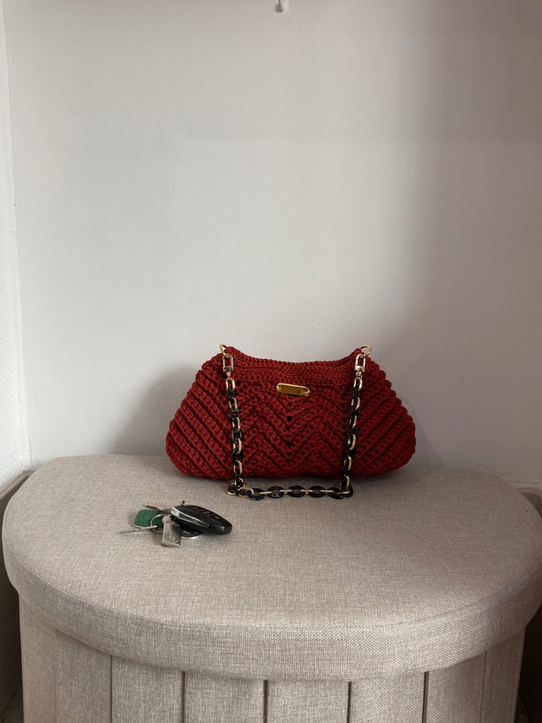 Sac à main au crochet terracotta fait main avec chaîne bicolore dorée et noire, création artisanale VANDA