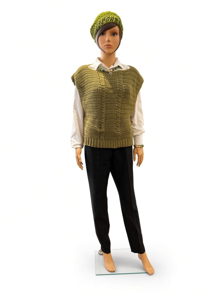 Haut sans manches au crochet vert olive porté sur une chemise blanche et un pantalon noir, avec bonnet crochet assorti – création artisanale faite main en France