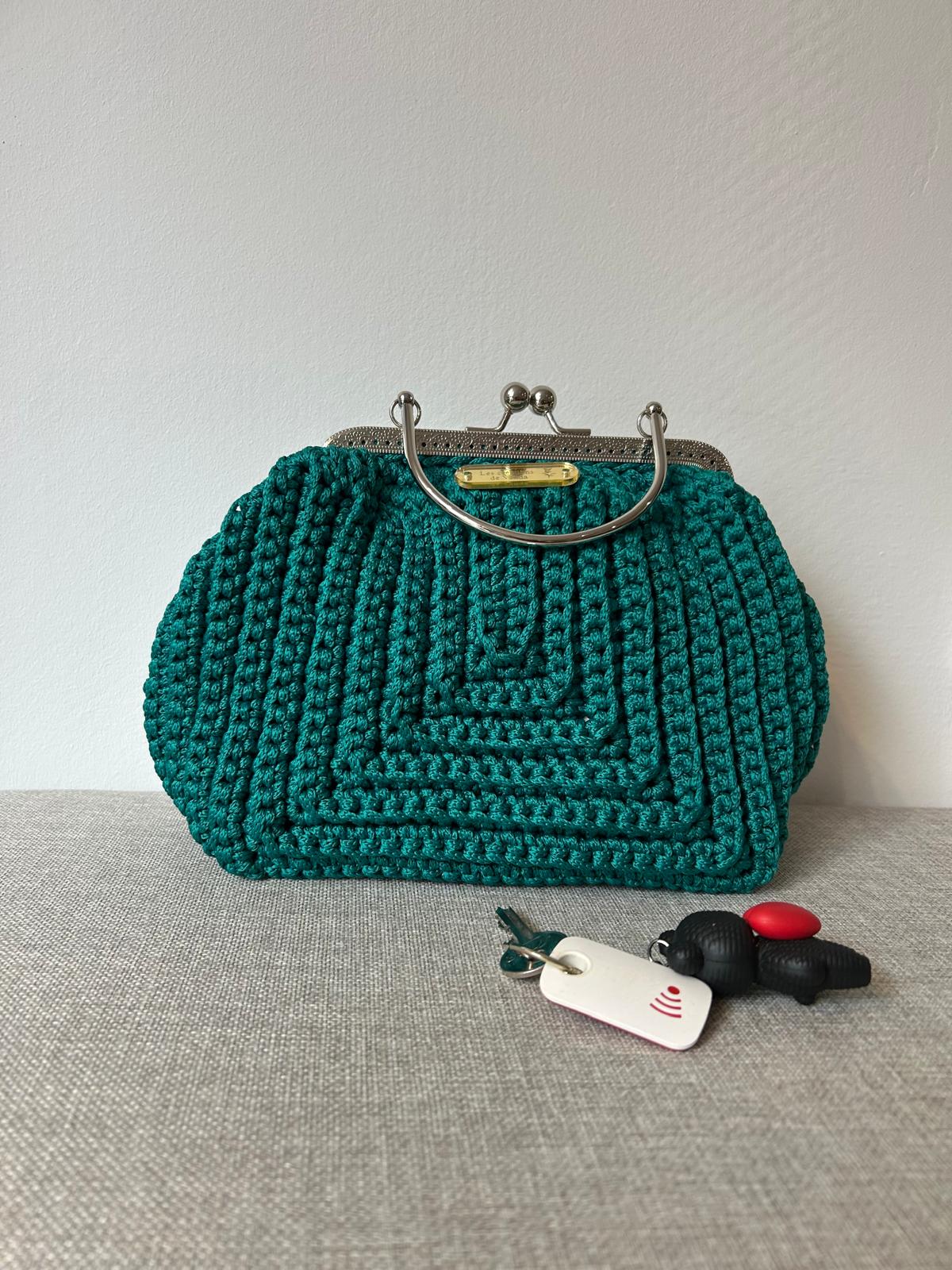 Sac à main vert émeraude au crochet fait main avec fermeture grand-mère en métal argenté et anse rigide, création artisanale française VANDA