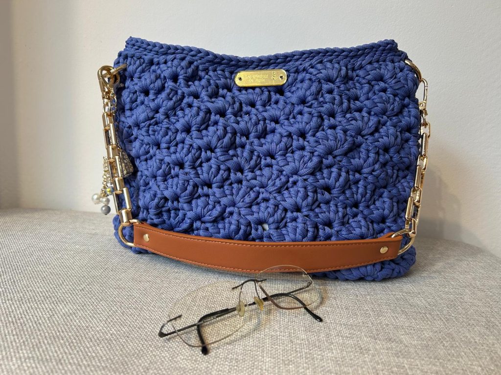 Sac à main au crochet bleu indigo avec chaîne dorée, anse camel et charm de perles, fait main en France par Les créations de Vanda